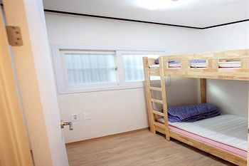 Crossroad Backpackers Hotel 2*